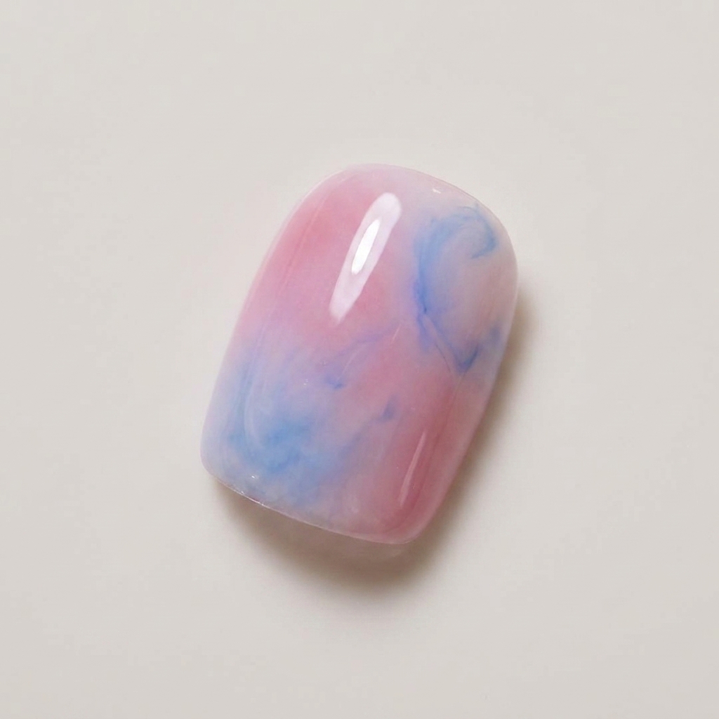Ununghia che mostra un mix sfumato di smalto gel rosa nude e blu chiaro.