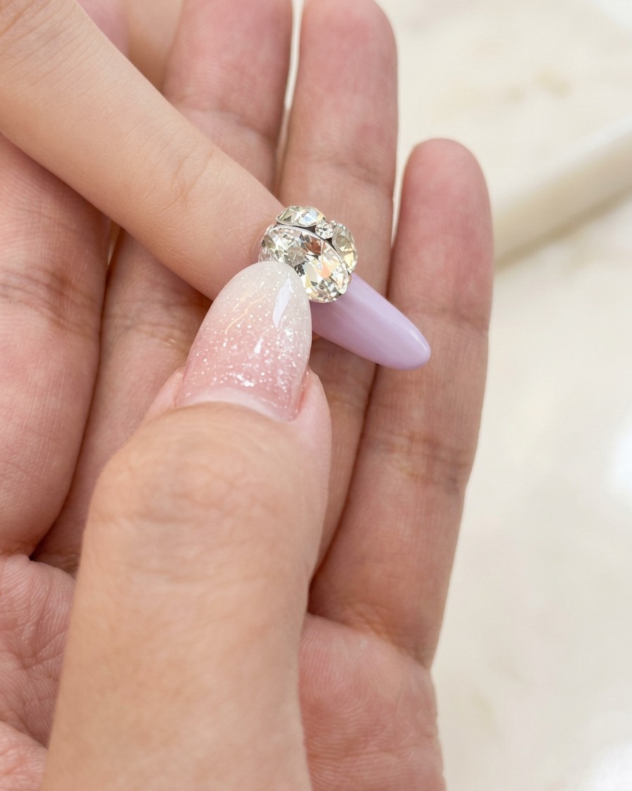 Un piccolo pennello da nail art che applica con cura uno strato sottile di base gel trasparente sulla lamina ungueale naturale.