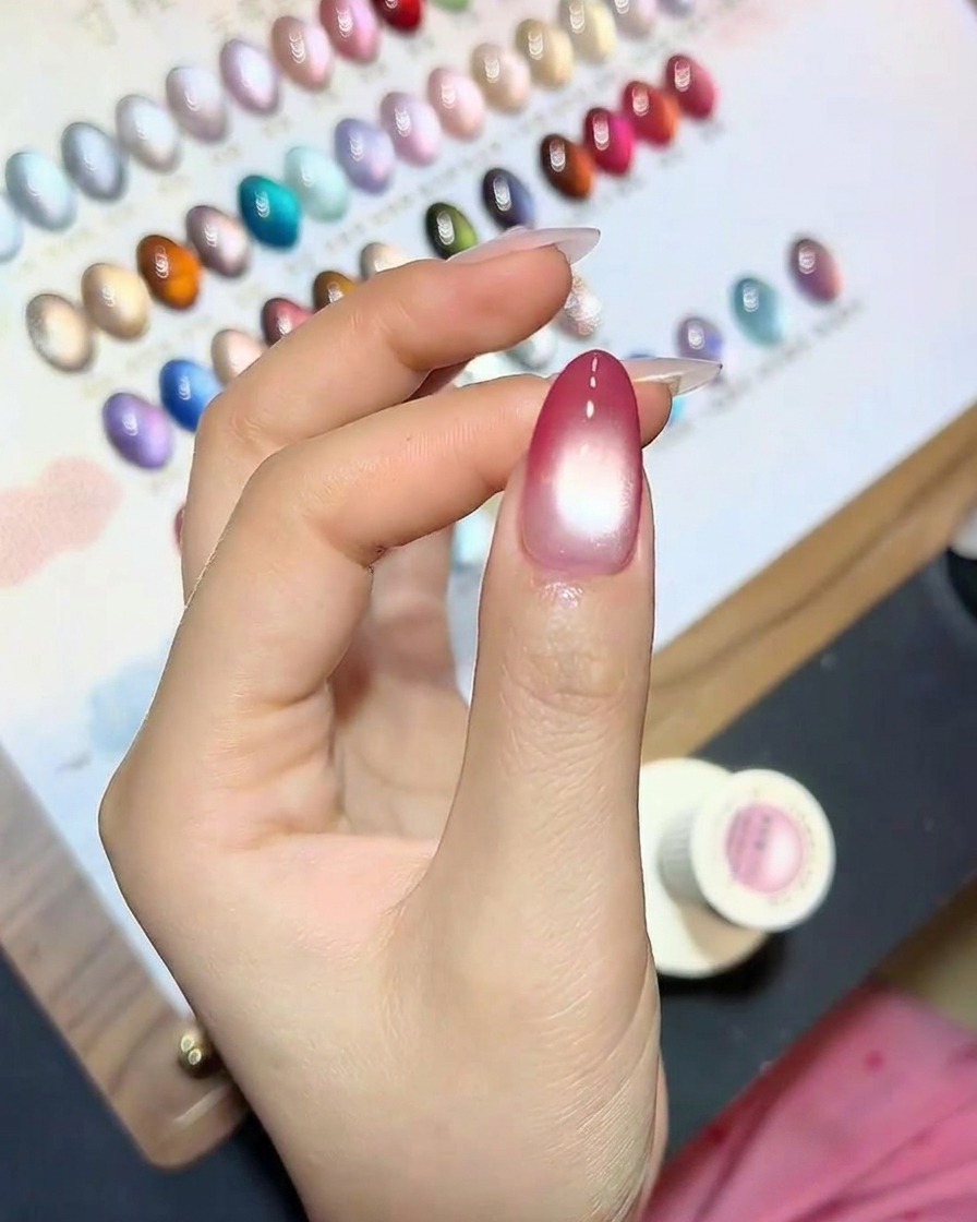 Ununghia con leffetto cat-eye che viene polimerizzata sotto una lampada UV.