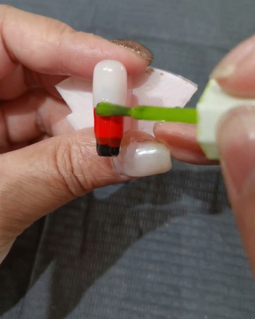 Uno strato di smalto gel giallo-verde applicato sulla parte superiore dellunghia.