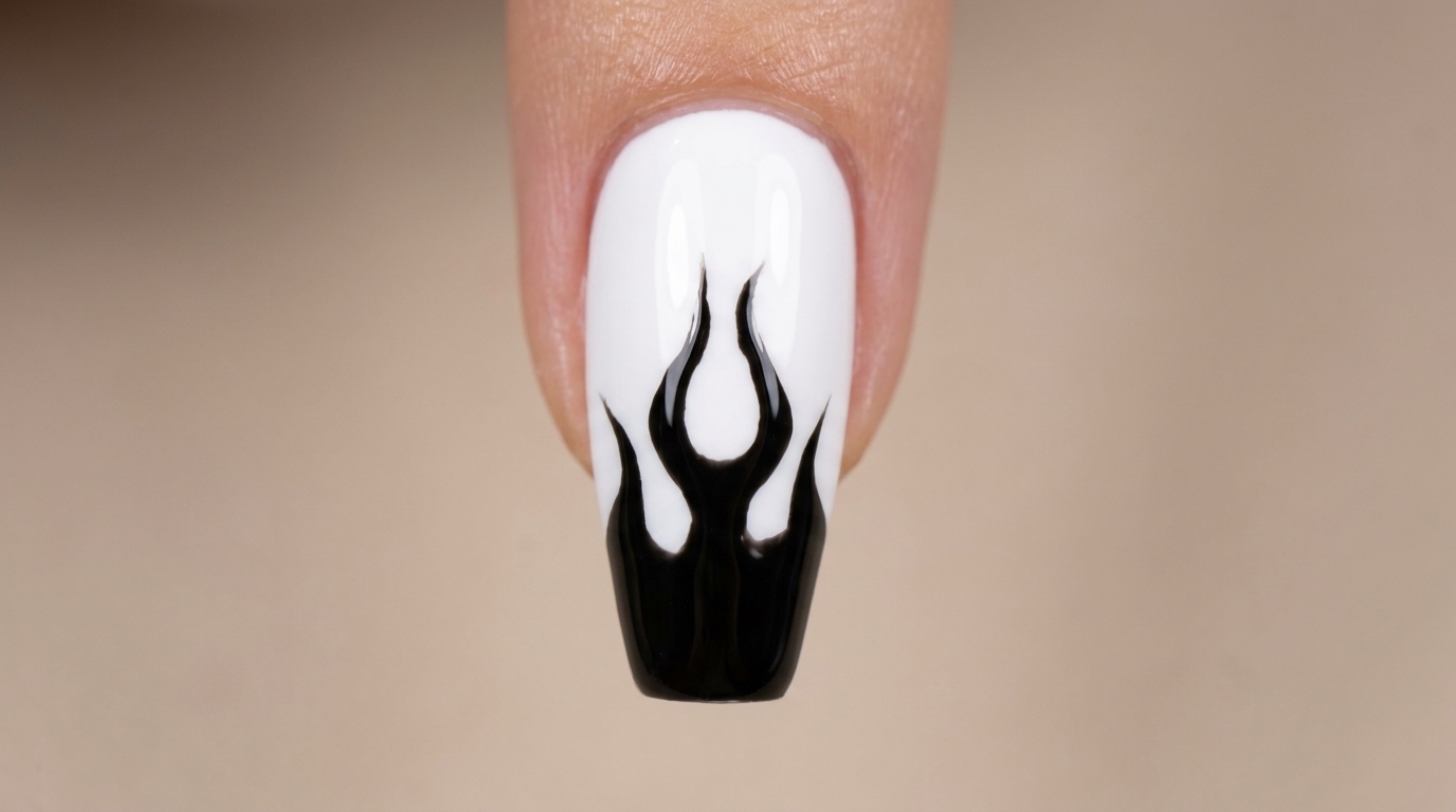 Elegante nail art con fiamme nere dipinte a mano su base bianca, rifinita con un top coat ultra lucido.