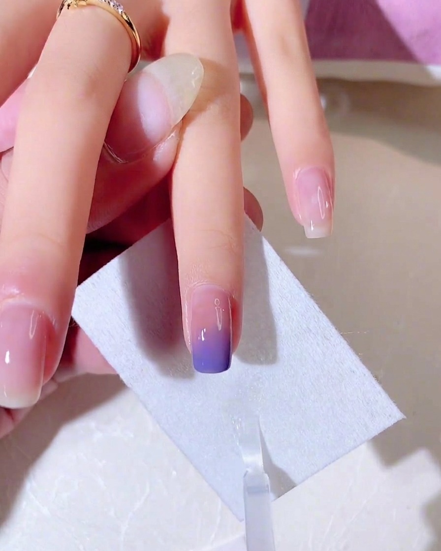 Una sottile linea argento metallizzato viene disegnata sulla punta dellunghia per creare un bordo in stile french.