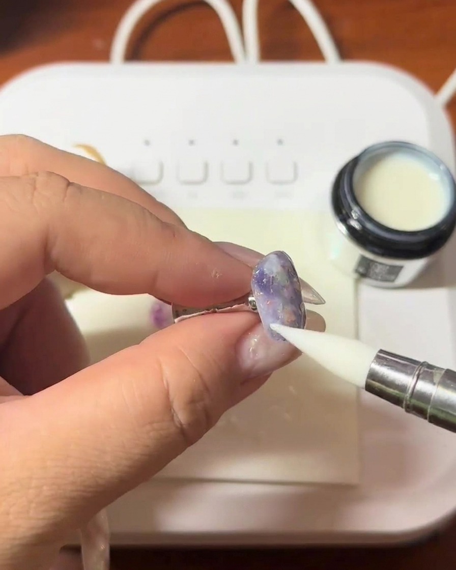 Uno strato di gel costruttore trasparente applicato sulla superficie dellunghia con un pennello.