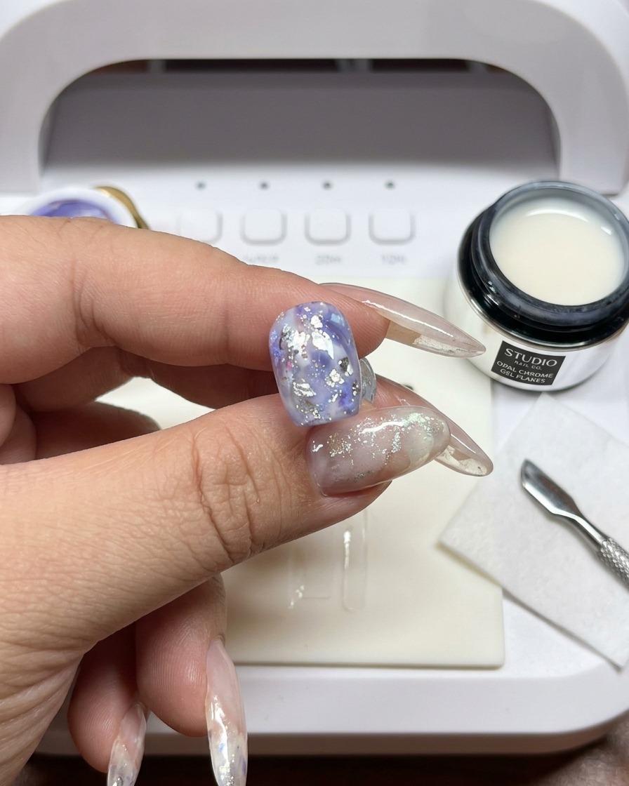 Un pennello utilizzato per sfumare i bordi del gel bianco sullunghia.