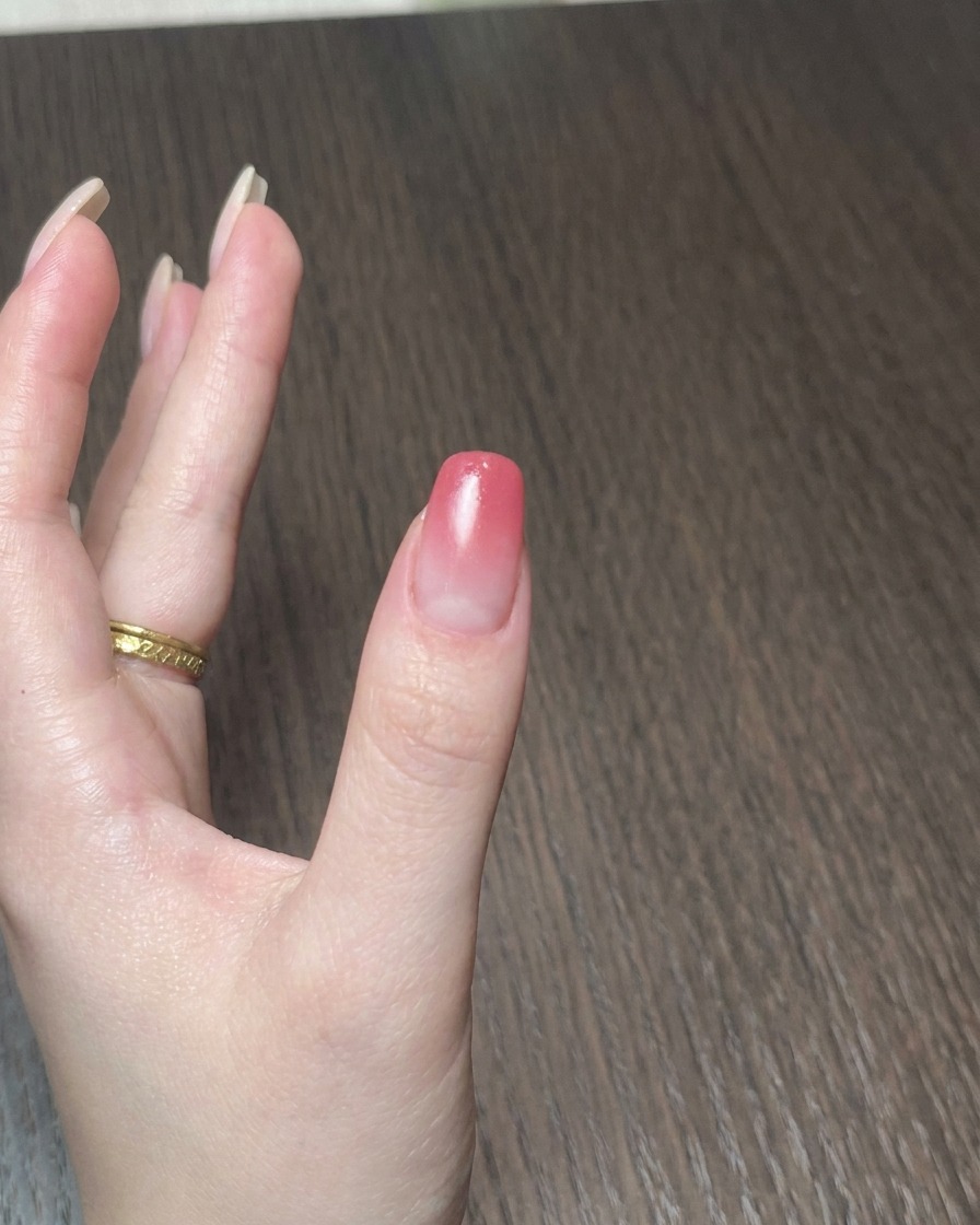Una mini lampada portatile polimerizza lo smalto gel su ununghia.