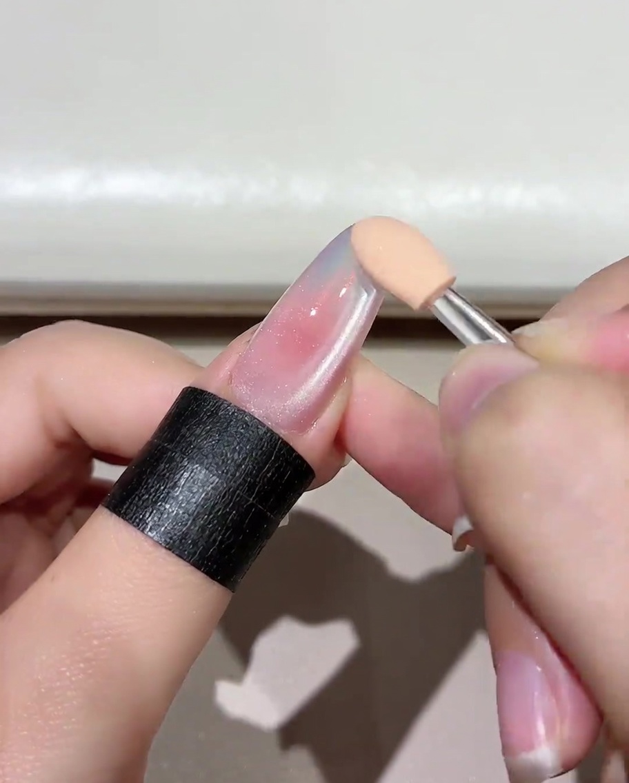 Ununghia con uno strato di base di gel Jade D05 che polimerizza allinterno di una lampada UV/LED.