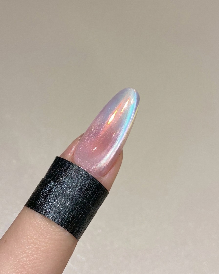 Un design per unghie cat eye finito che polimerizza allinterno di una lampada UV/LED professionale.