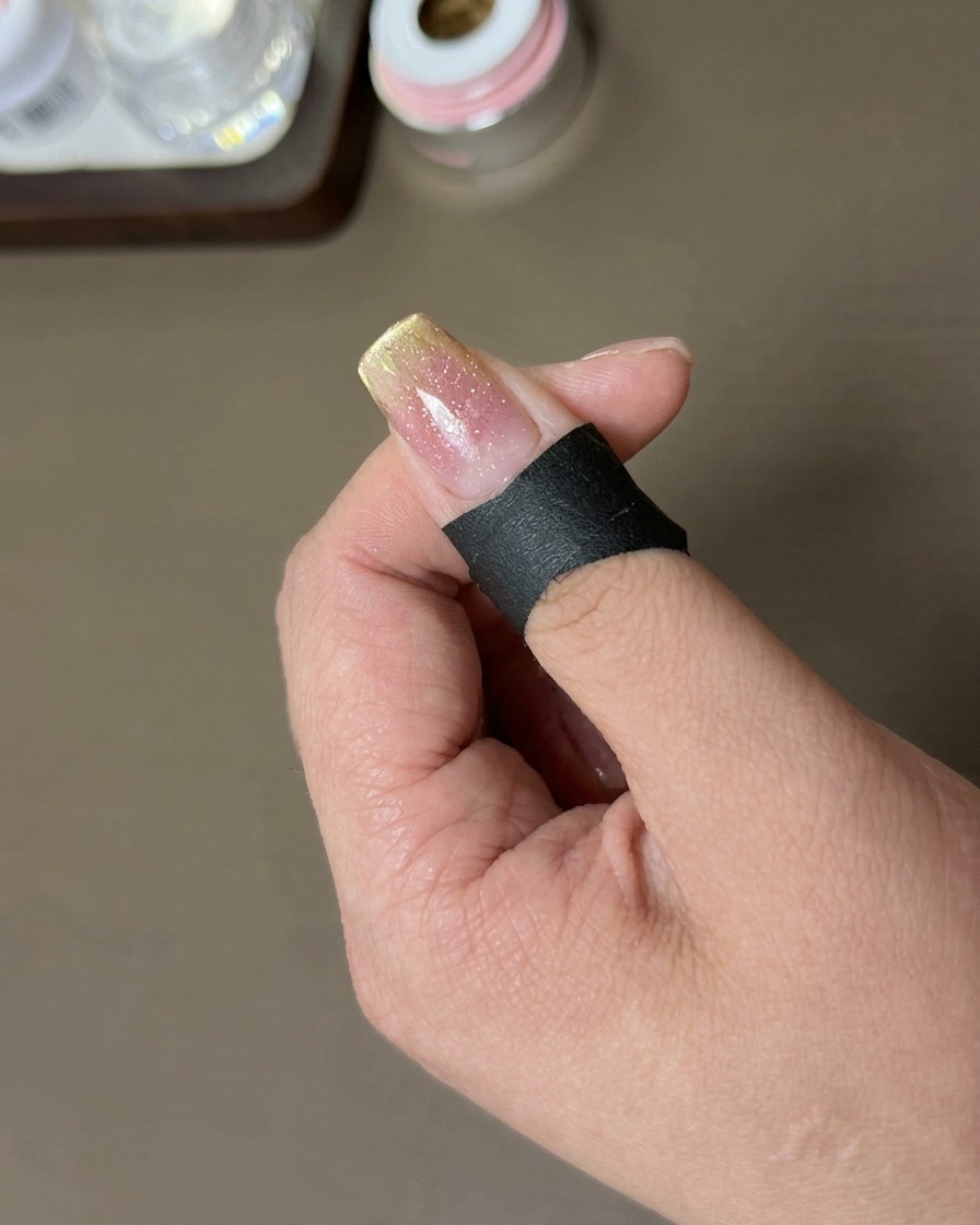 Un magnete rettangolare posizionato sulla punta dellunghia per creare una linea French magnetica affilata.
