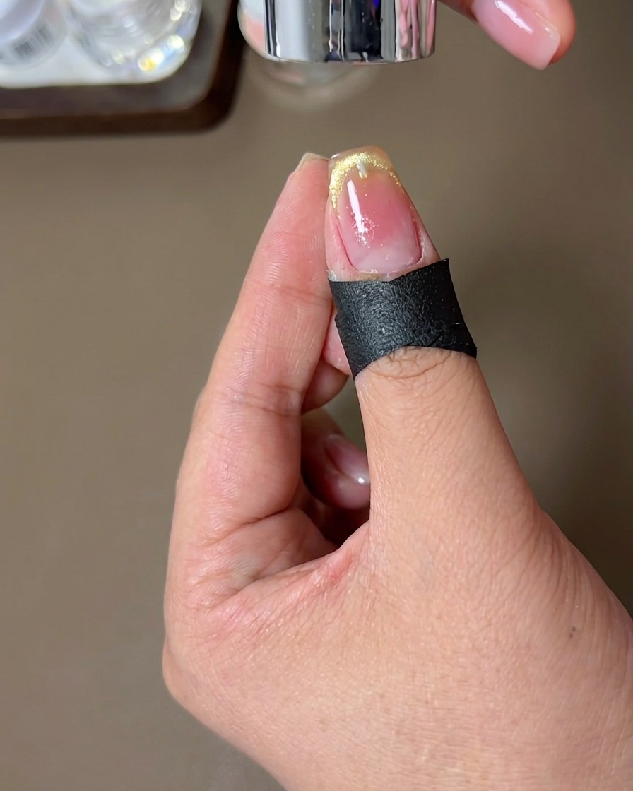 Ununghia con il design French magnetico terminato che polimerizza sotto la lampada.