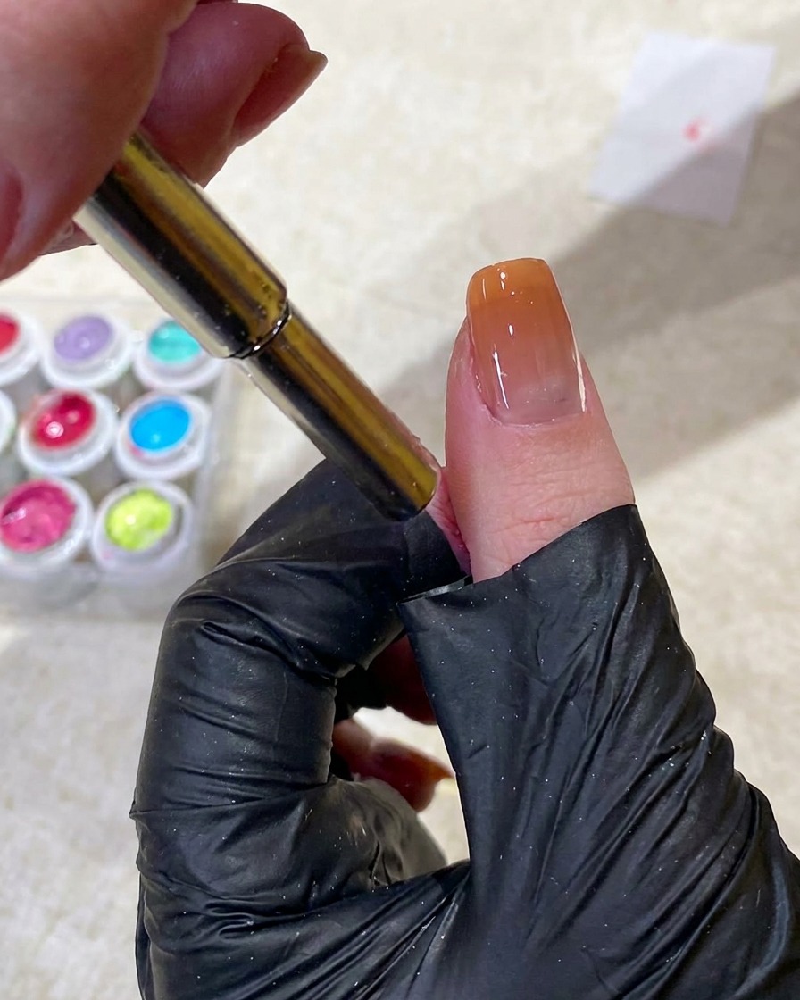 Uno strumento magnetico usato per manipolare il gel cat-eye in una piccola forma circolare vicino alla cuticola.