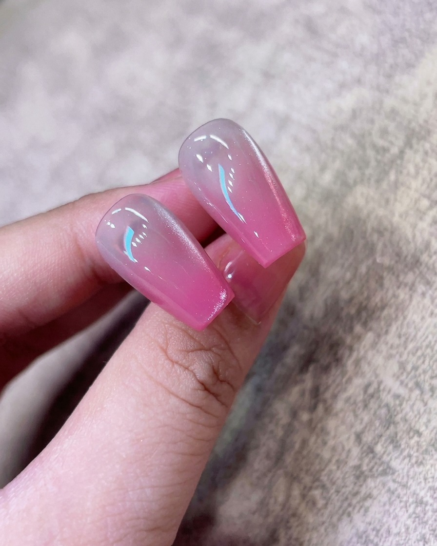 Uno strumento magnetico tenuto vicino a ununghia per spostare le particelle brillanti in una striscia concentrata stile cat-eye.