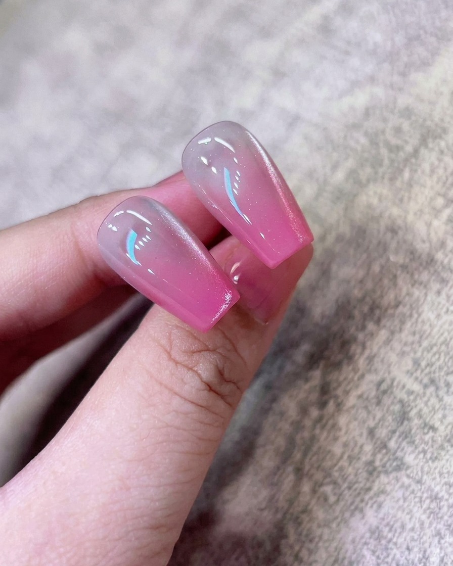 Una spugnetta riapplica del pigmento rosa concentrato proprio sullestremità della punta dellunghia.
