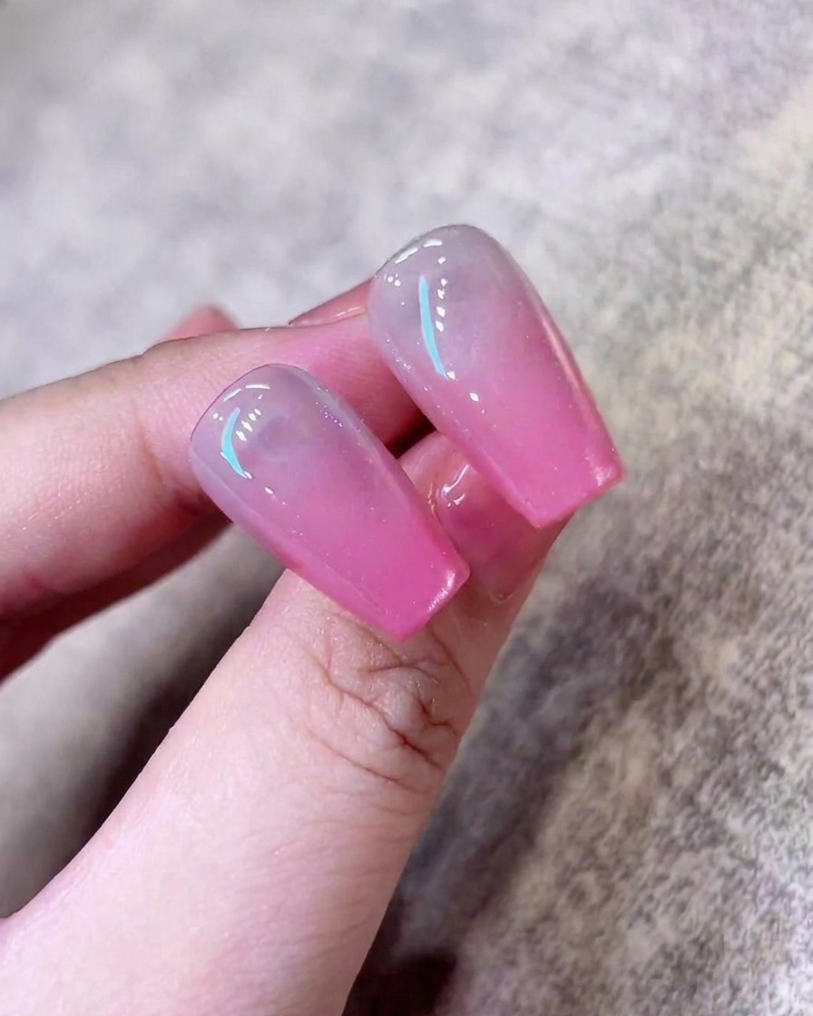 Unultima passata di smalto cat-eye scintillante viene applicata sullunghia per perfezionare la finitura.