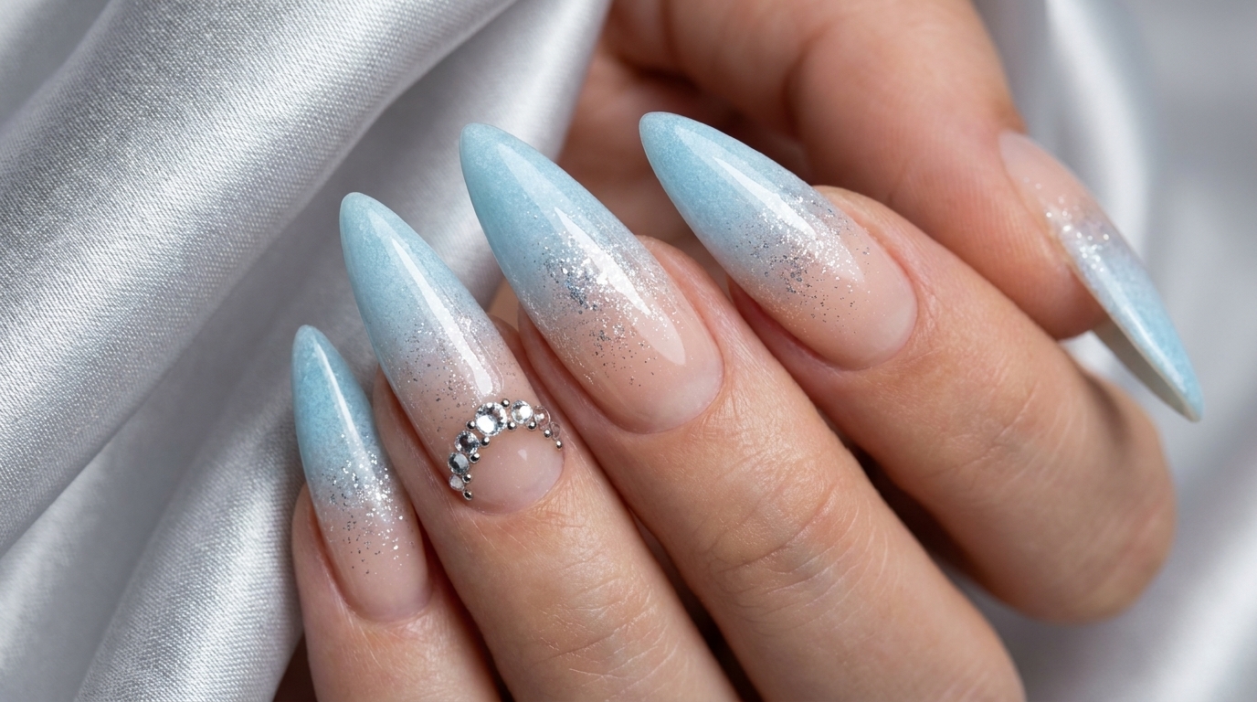 Unghie a Ombré Blu su Stiletto — Tutorial Elegante con Glitter e Strass