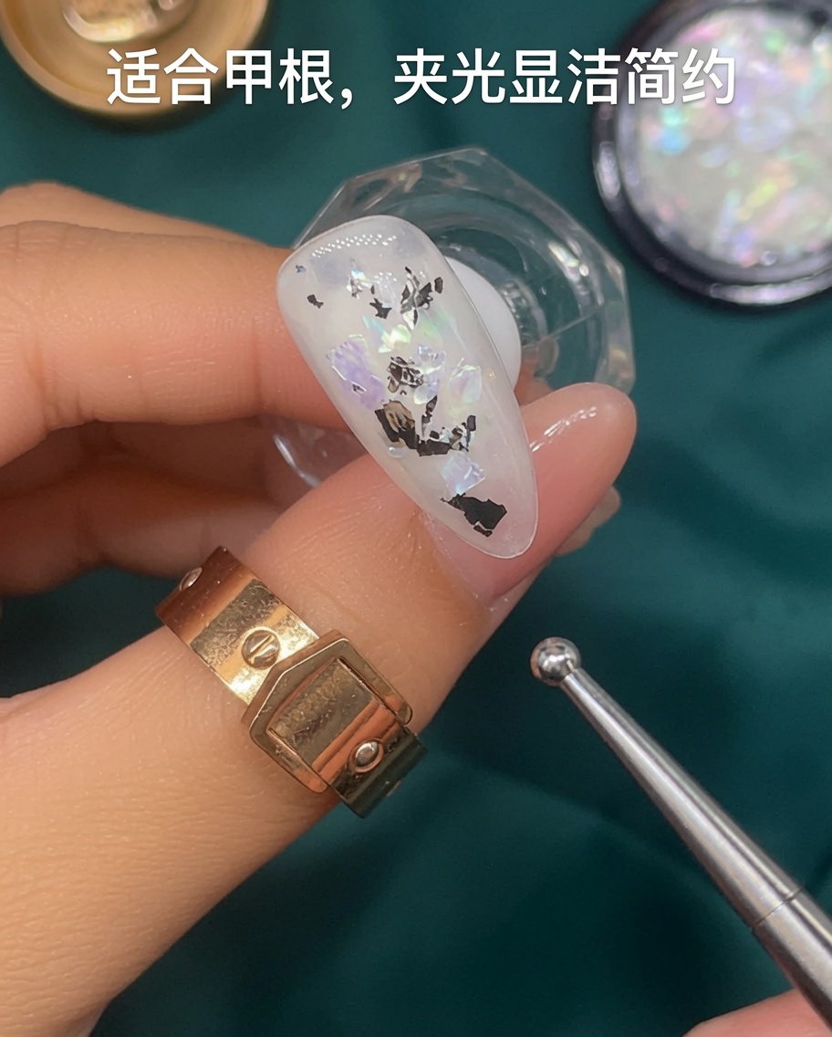 Un pennello applica smalto gel bianco traslucido su ununghia.