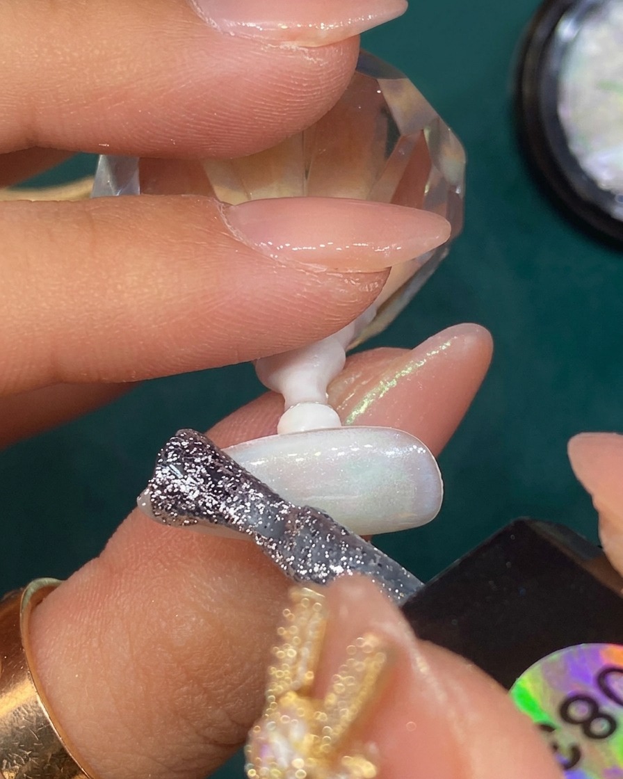 Gel glitter argento sfumato verso la punta di ununghia con base bianca traslucida.