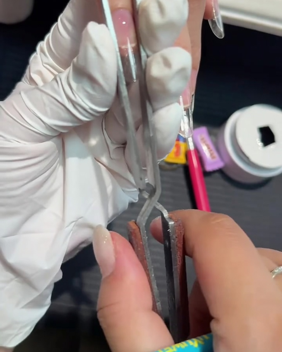 Una pinza per unghie utilizzata per restringere e dare forma a unestensione in gel.