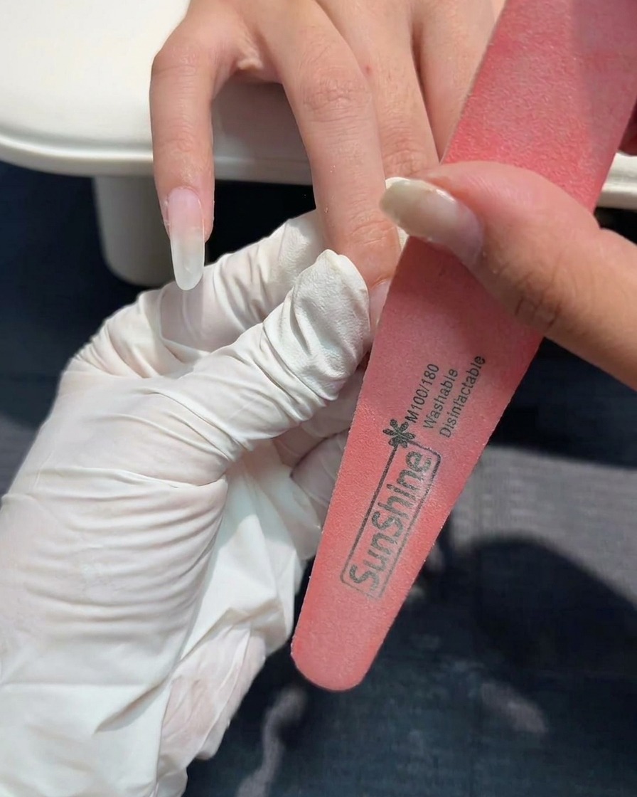 Una lima manuale che rifinisce la superficie di ununghia in gel.