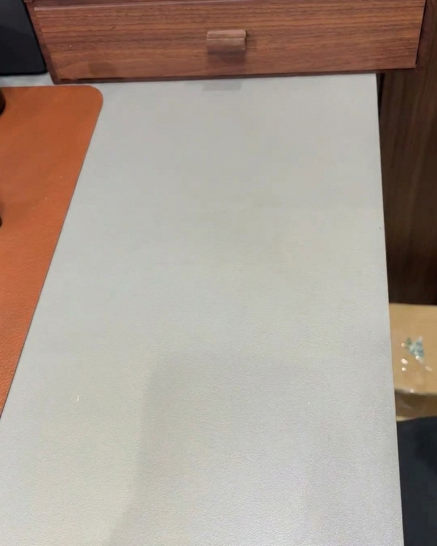 Un pennello che applica uno strato trasparente di builder gel su ununghia coperta di glitter per creare una finitura liscia.
