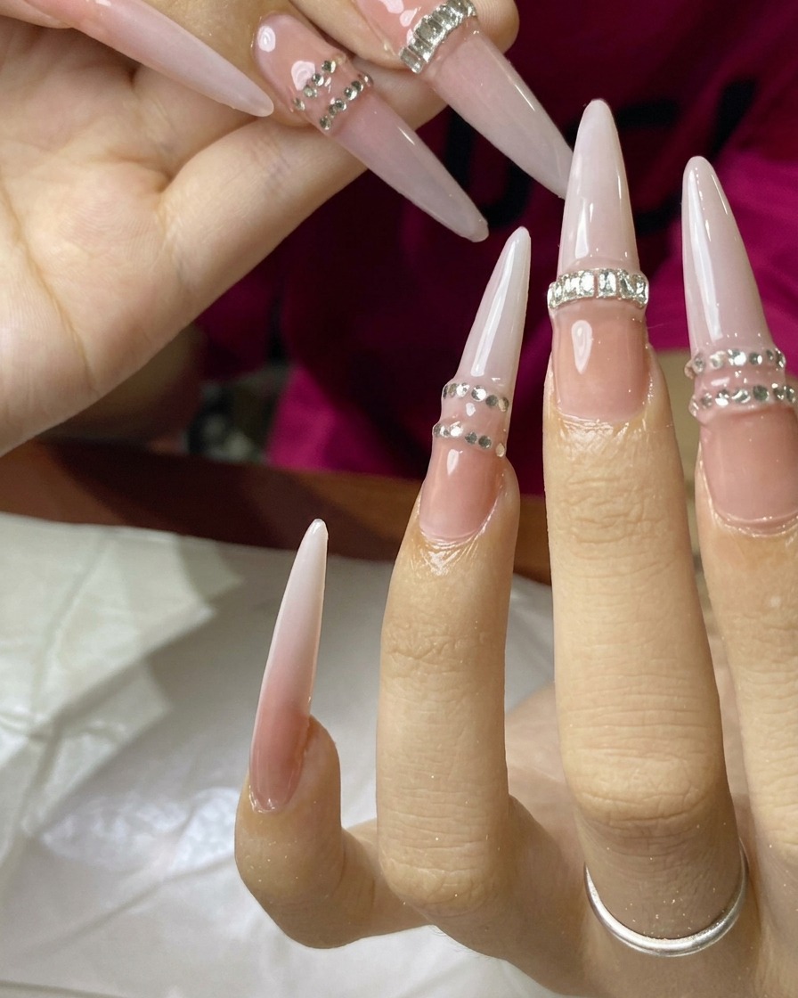 Un pennello da nail art sfuma un gel bianco latte su una base nude per accentuare leffetto gradiente sullextension.