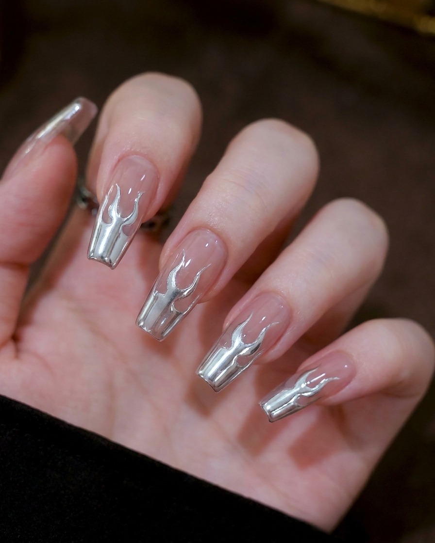 Primo piano che mostra due piccole marcature simmetriche a forma di U realizzate con gel argento al centro di ununghia.