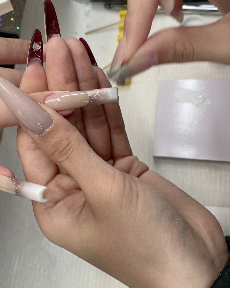 Uno strumento in spugna che sfuma il gel bianco verso lalto sullunghia, creando una transizione morbida per un effetto baby boomer.