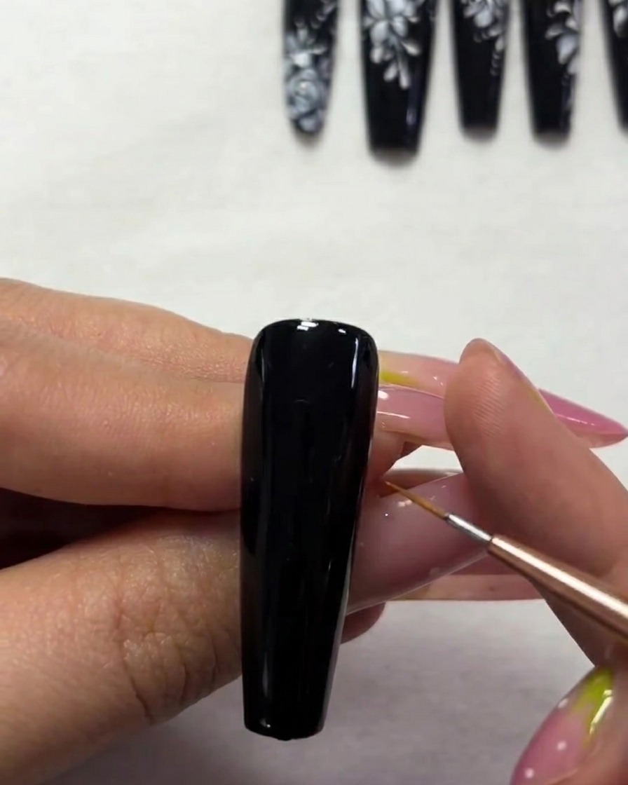 Scatto macro che si concentra sulla rifinitura delle ali della farfalla più piccola con precisi tratti di colore bianco.
