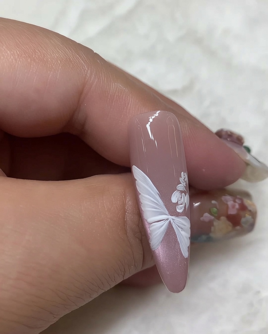 Primo piano che mostra laggiunta di strati di pennellate curve bianche per formare petali di rosa dettagliati.