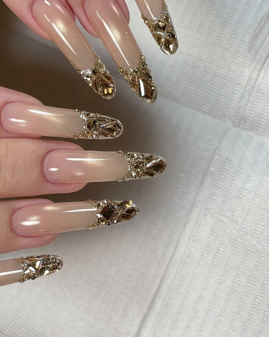 Pennello piatto da gel che applica una base trasparente sullunghia naturale e sulla tip applicata.