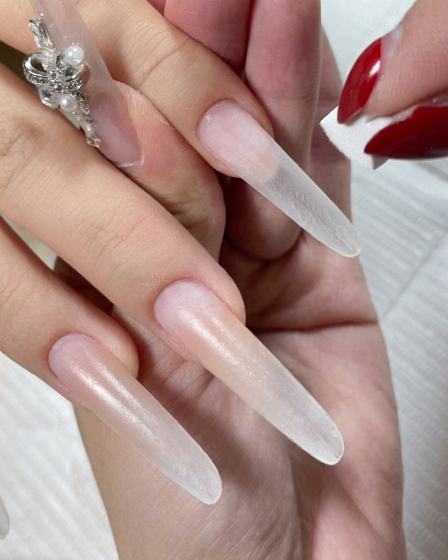 Una mano inserita in una lampada UV/LED con lo smalto gel nude in fase di catalizzazione.