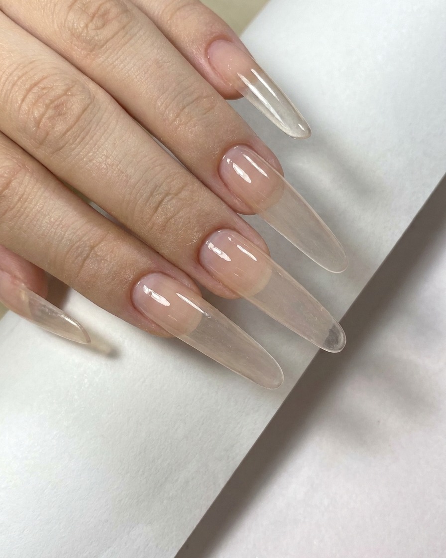 Un secondo strato di gel nude applicato sulla superficie dellunghia per intensificare il colore.