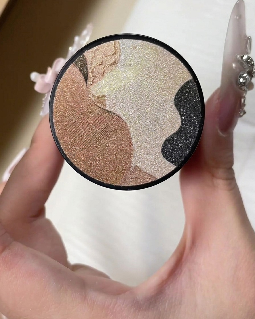 Una mano che utilizza un buffer bianco per levigare la superficie delle unghie con gel polimerizzato.