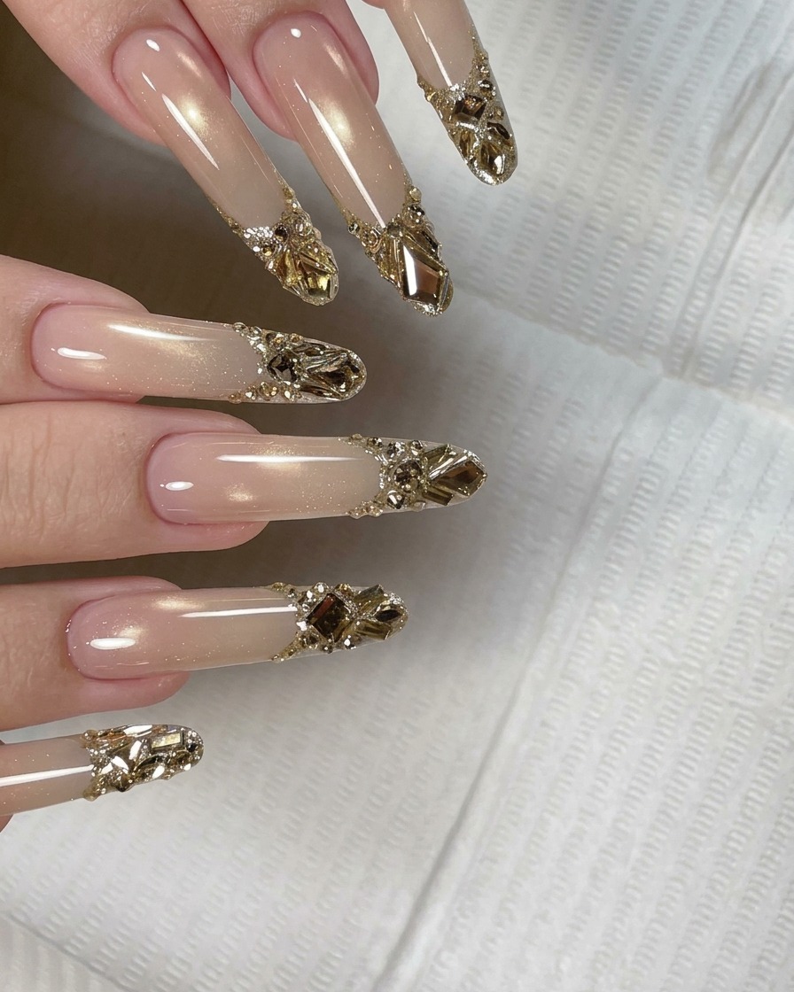 Un pennello applica un top coat trasparente e lucido su ununghia decorata con cristalli e glitter.