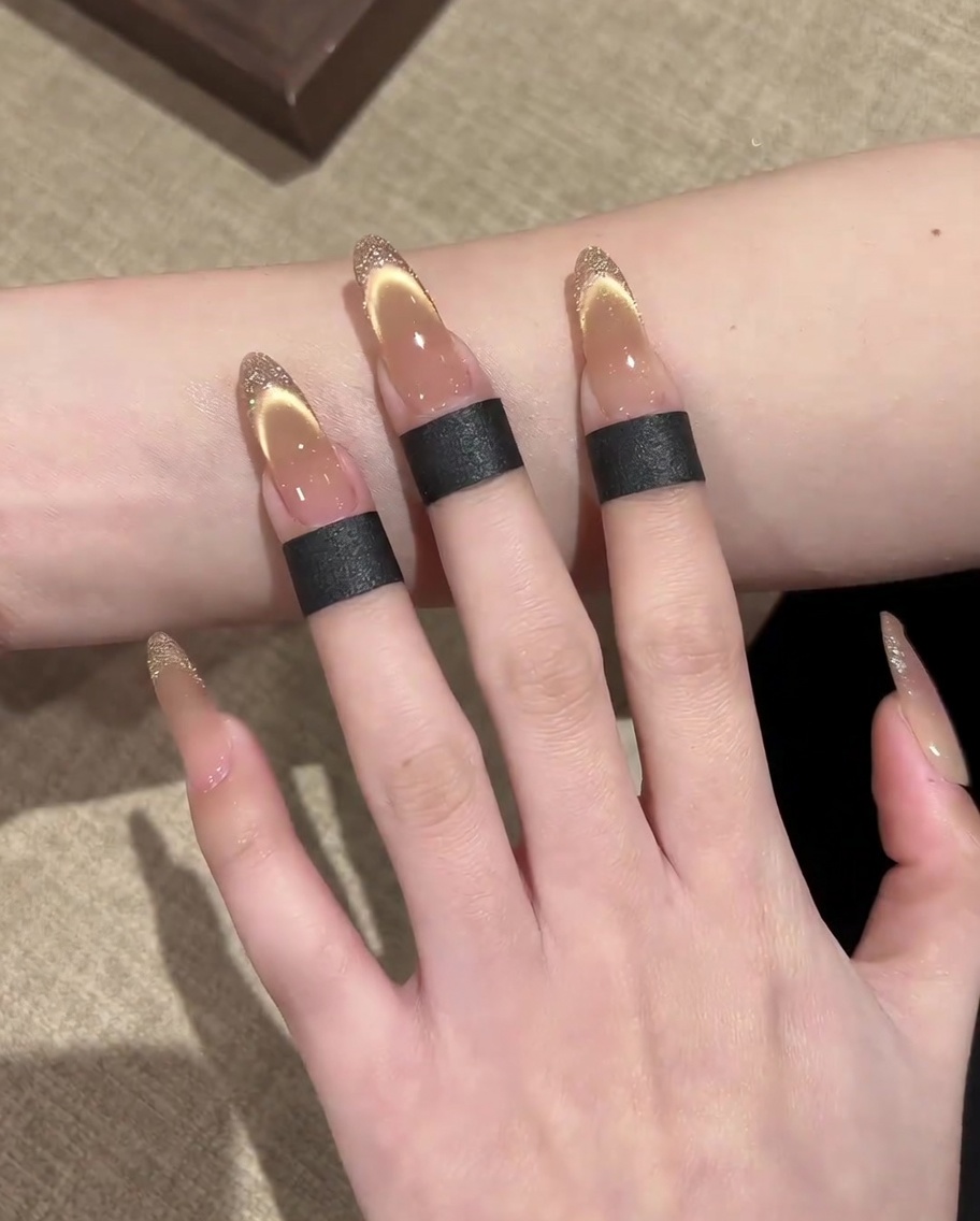Un pennello che livella un secondo strato di gel base nude sullunghia.