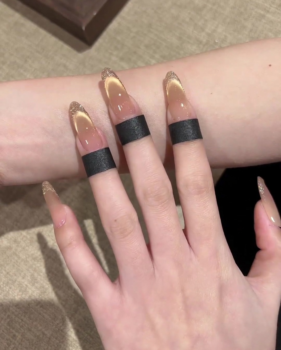 Una calamita quadrata usata ad angolo per affilare il riflesso magnetico nella forma di una french tip.