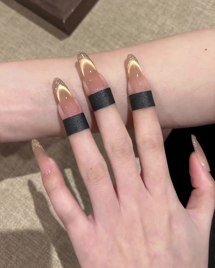 Dettaglio di una mano con i dettagli della french manicure che viene catalizzata sotto una lampada UV/LED.