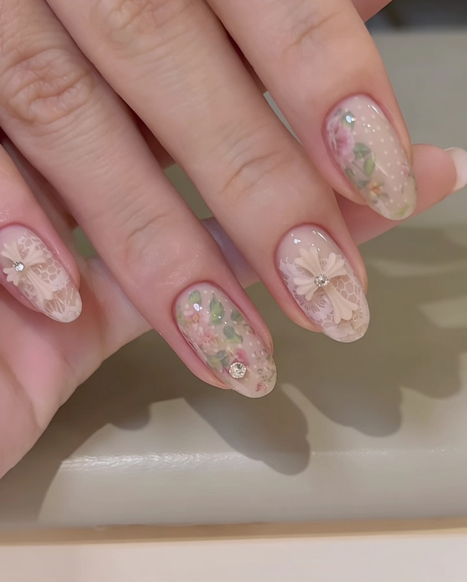 Un pennellino per top coat applica uno strato di gel trasparente su tutta lunghia, evitando accuratamente la superficie del charm a fiocco 3D.