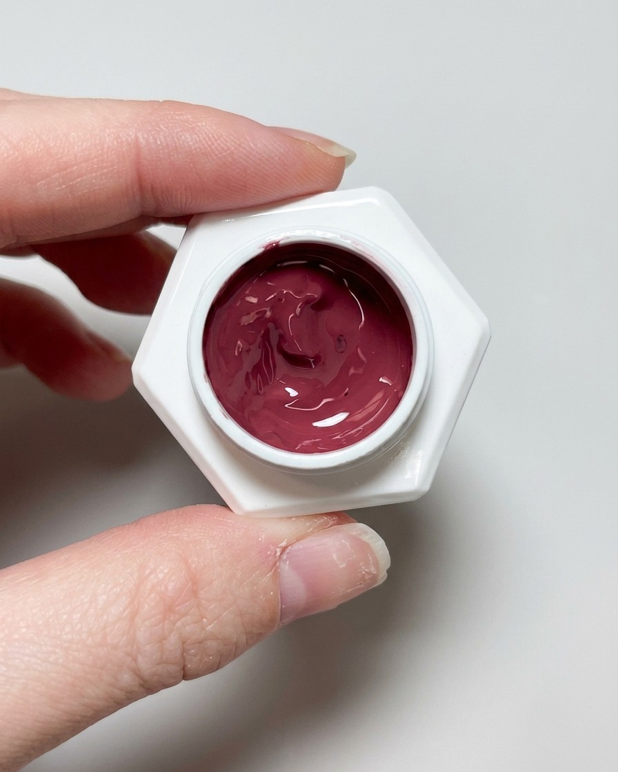 Un pennello applica un top coat trasparente e lucido sopra il design finale dellunghia cat eye.