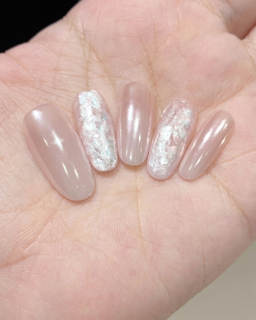 Un pennello applica un sottile strato di Fine Pearl Glue scintillante sullunghia.