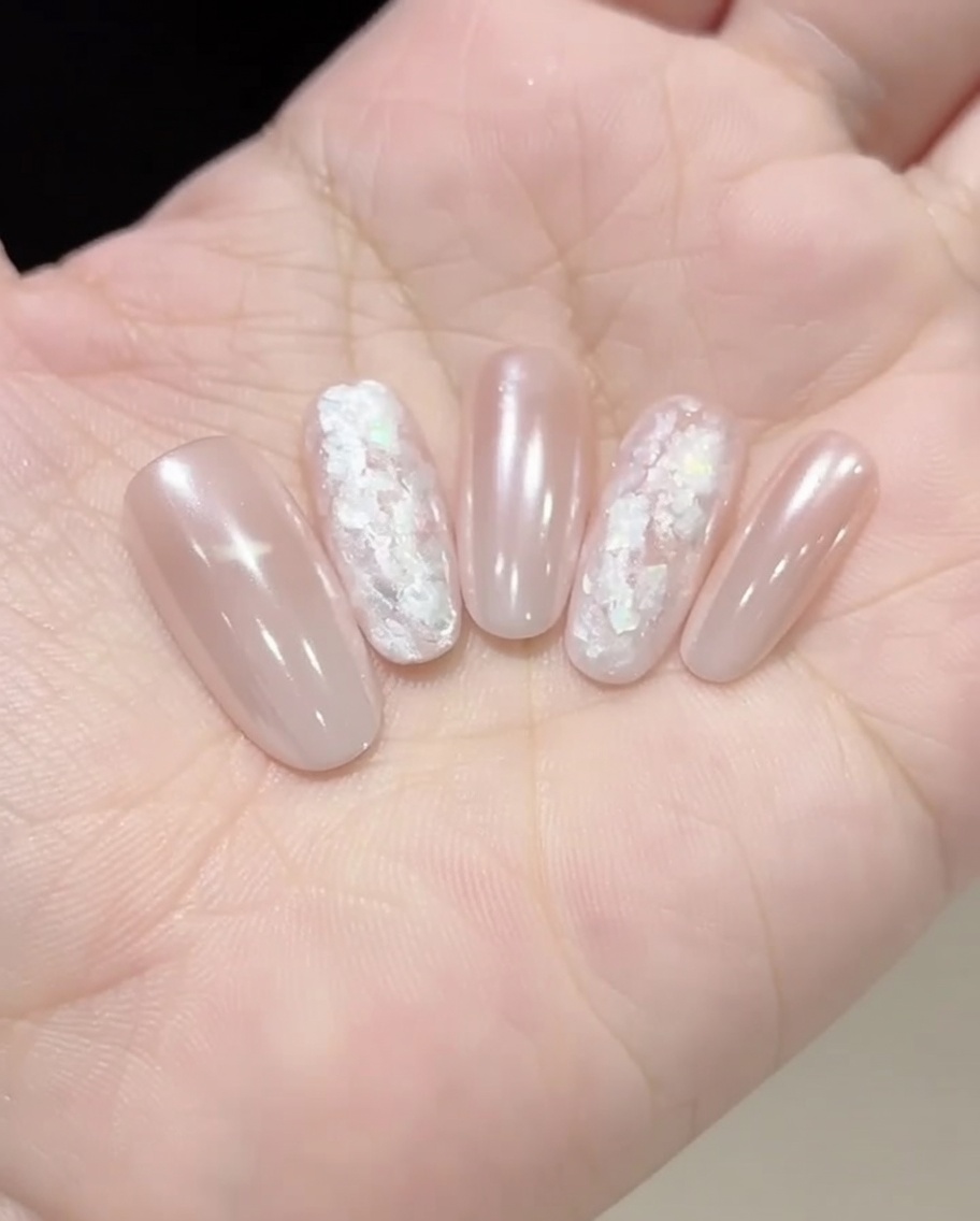 Una spugnetta cosmetica usata per picchiettare il colore sulla punta di ununghia per creare un gradiente.