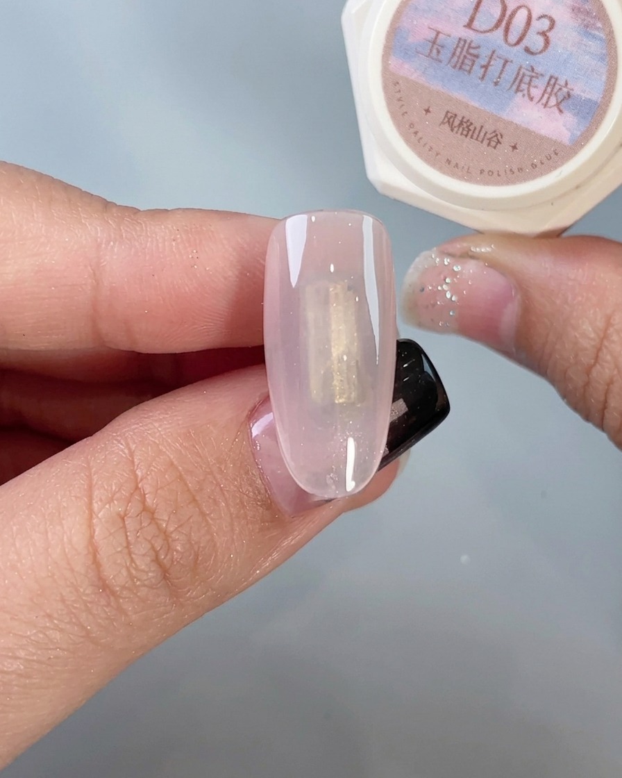 Un pennello applica un top coat trasparente specifico per luso con polvere chrome.