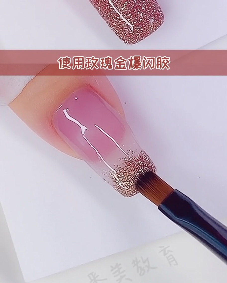 Primo piano di un pennello che aggiunge un secondo strato di glitter oro rosa per intensificare il gradient.