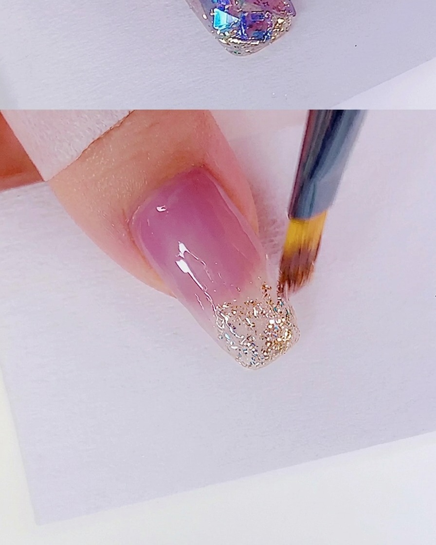 Un pennello pulito sfuma il bordo del gel glitter per creare una transizione naturale.