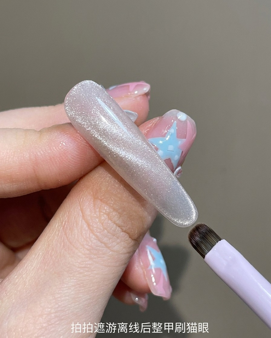 Pennello che applica un gel cat-eye trasparente e scintillante su ununghia naturale.
