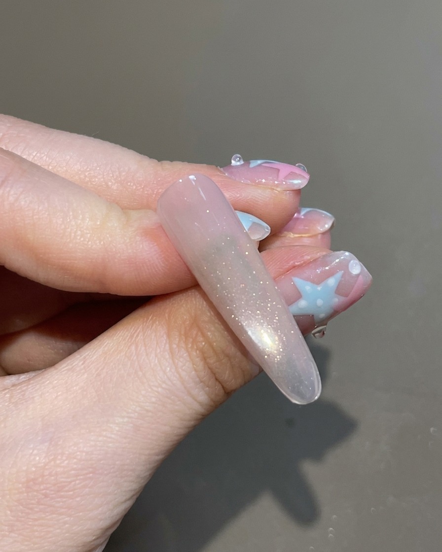 Pennello che applica un top coat trasparente sopra lunghia magnetizzata.