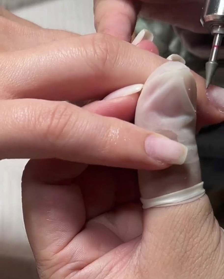 Una punta fine per fresa utilizzata su unarea cuticolare inumidita per unesfoliazione delicata.