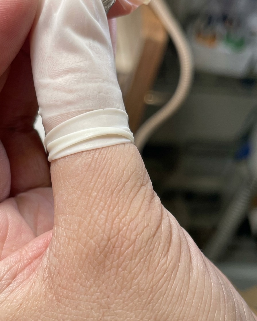 Una mano allinterno di una lampada UV/LED professionale accesa.