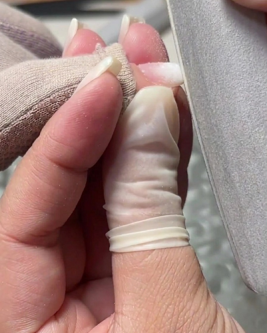 Una lima utilizzata per levigare la superficie e rifinire i bordi dellunghia strutturata in gel.