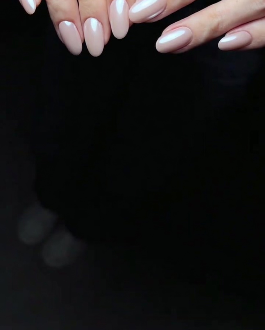 Una mano inserita in una lampada LED per unghie, con le dita visibili sotto la luce.