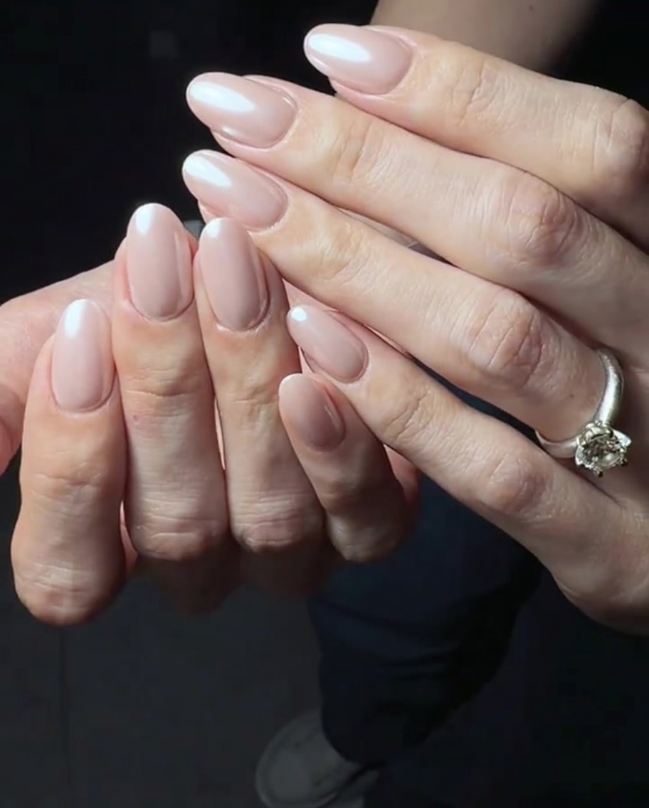 Un sottile strato lucido di top coat applicato sopra la base in gel rosa.
